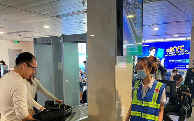 Khẩn cấp bổ sung 5 máy soi chiếu an ninh để phòng ùn tắc sân bay Tân Sơn Nhất