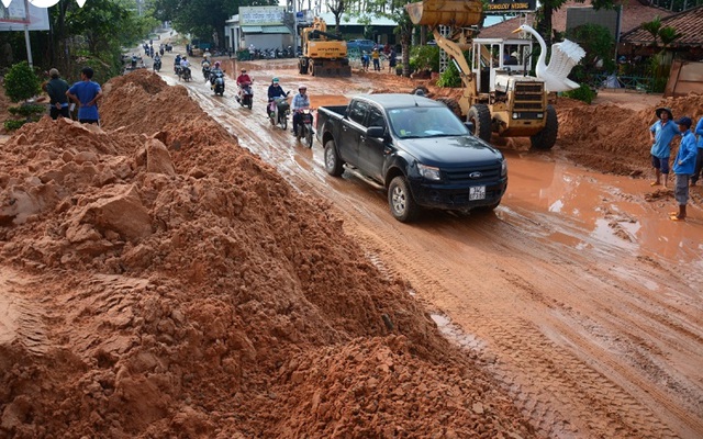 Liên tục sạt lở gây nguy hiểm, Bình Thuận lập đoàn kiểm tra dự án