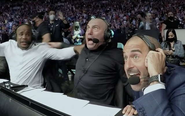 Cười nghiêng ngả với loạt biểu cảm khó đỡ của "tam tấu" bình luận viên tại sự kiện UFC 261