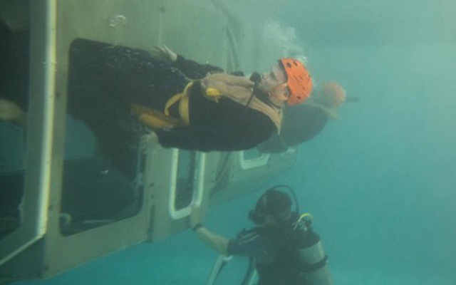 Lính tàu ngầm thoát khỏi tàu mắc kẹt dưới đáy biển như thế nào?