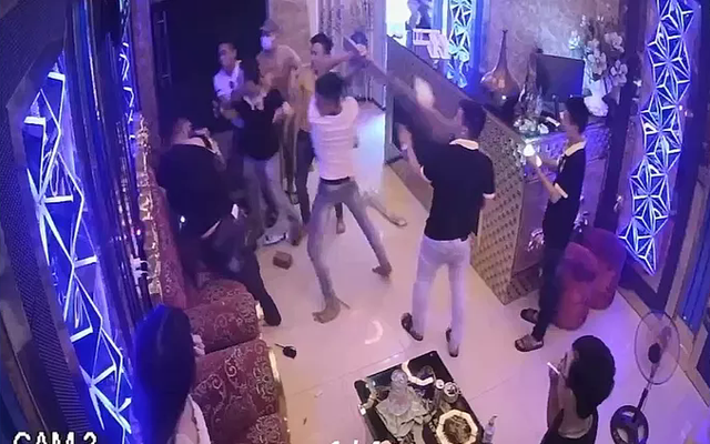 CLIP: Rủ cô gái đi chơi bất thành, nhóm côn đồ đánh nhân viên quán karaoke