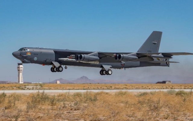 Máy bay ném bom B-52 Mỹ phóng thử tên lửa siêu thanh thất bại