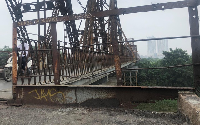 Mặt cầu Long Biên rách, thủng, Bộ Giao thông 'nợ' kinh phí duy tu, sửa chữa