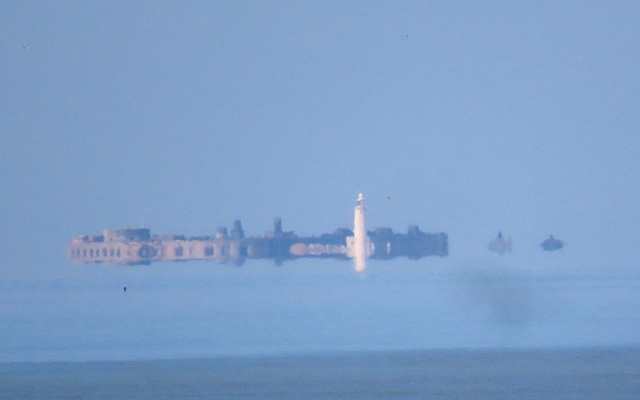 Hiện tượng lạ về lâu đài lơ lửng trên mặt biển ở Anh
