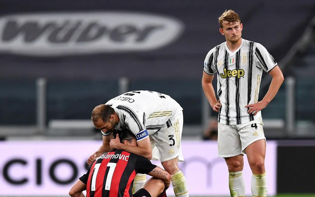 Ibra chấn thương ở trận thắng Juventus, nguy cơ lỡ EURO