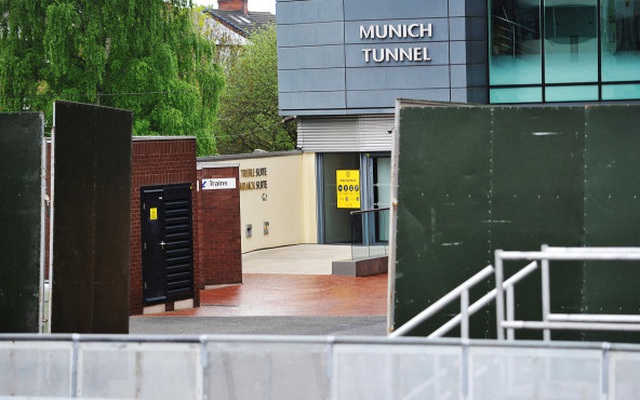 Sợ CĐV làm loạn, M.U ‘rào kín’ sân Old Trafford