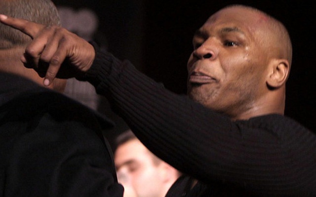 Câu chuyện đằng sau giây phút Mike Tyson mất bình tĩnh, cắn tím đùi Lennox Lewis