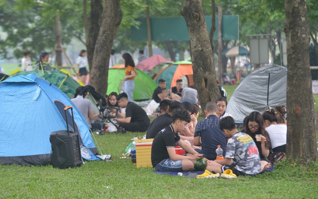 Dân Thủ đô đổ xô tới công viên Yên Sở cắm trại: Hiếm hoi mới thấy người đeo khẩu trang