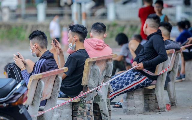 Người dân thản nhiên tập thể dục, câu cá, không đeo khẩu trang ở hồ Hoàng Cầu