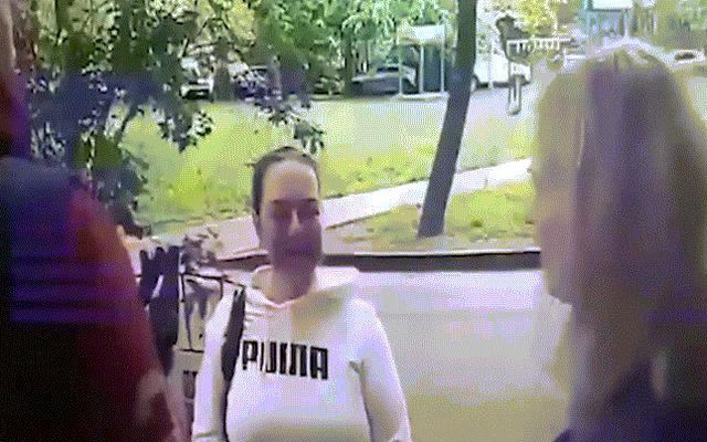 Nga: Dí súng vào đầu người phụ nữ, hỏi "có sợ không" rồi bóp cò