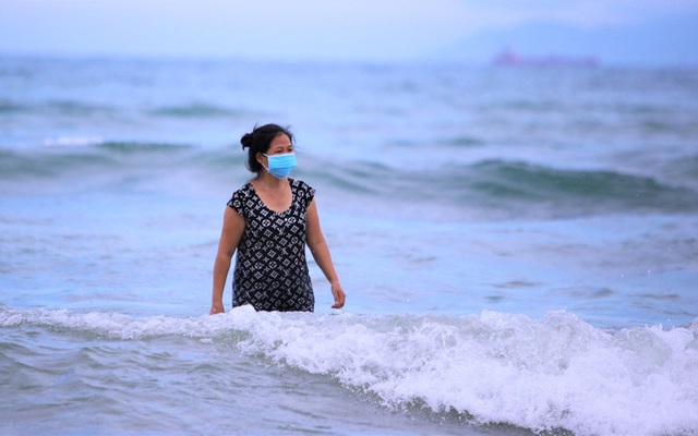 Nhiều người dân và du khách đeo khẩu trang khi tắm biển Đà Nẵng