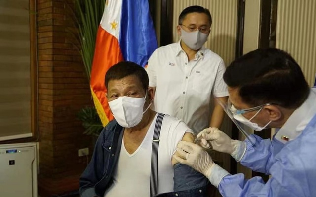 Tổng thống Philippines tiêm vaccine Covid-19 Sinopharm của Trung Quốc