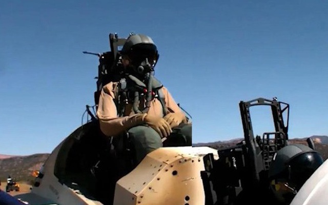 Boeing hé lộ cảnh quay độc đáo về ghế phóng thoát hiểm trên máy bay