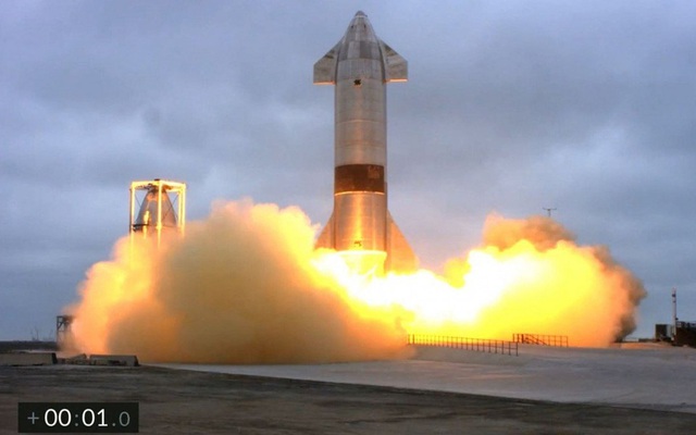Xem tàu vũ trụ SpaceX hạ cánh thành công sau 4 lần nổ tung