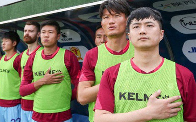 Chủ đội bóng xỏ giày vào sân, lựa luôn áo số 10 ở Trung Quốc