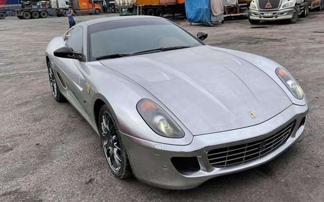 Xuất hiện nhiều hình ảnh cho thấy Ferrari 599 GTB vừa về Việt Nam có những trang bị lạ lùng, khác chiếc từng của đại gia cà phê Đặng Lê Nguyên Vũ