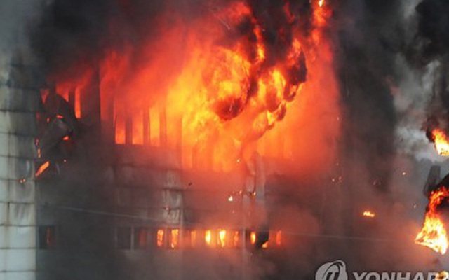 Hàn Quốc: Nín thở chờ phép màu cho lính cứu hỏa kẹt trong tòa nhà cháy