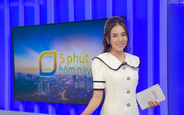 MC đẹp nhất VTV khoe hậu trường sống ảo ở studio của nhà đài, 1 chiếc phụ kiện "rẻ tiền" bất ngờ gây chú ý!