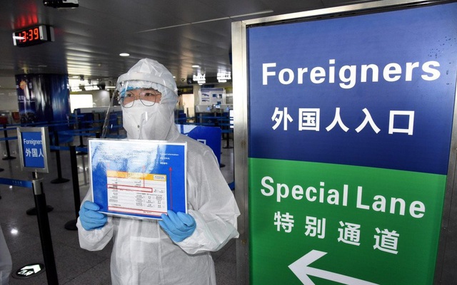 Nhân viên vệ sinh Trung Quốc đốt nhầm hộ chiếu của 31 công dân Hàn Quốc