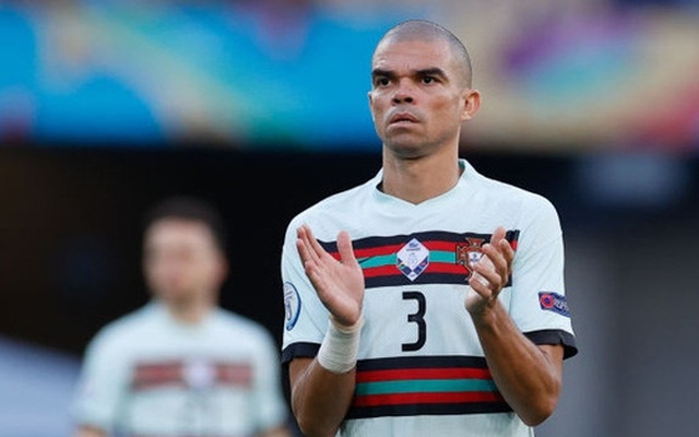 Ảnh: Cầu thủ Bồ Đào Nha thất thần sau khi trở thành cựu vương của Euro
