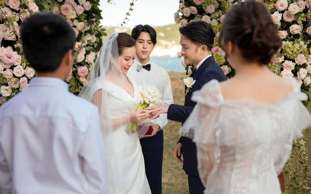 Đám cưới đặc biệt, không khách mời của Hoa hậu Thu Hoài với chồng kém 10 tuổi