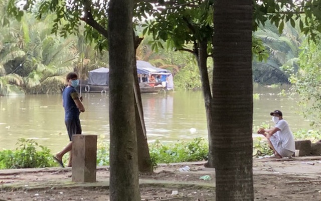 Thanh niên ở TP.HCM đang câu cá bị xử phạt, mếu máo năn nỉ: 'Nhà còn thùng mì tôm, em đi câu để cải thiện bữa ăn'