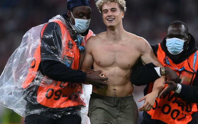 Bóc profile chàng trai làm loạn chung kết Euro 2020: Hot boy 6 múi nhưng xuất thân của anh chàng mới thực sự gây bất ngờ
