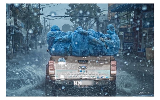 Xúc động khoảnh khắc xe bán tải biển 51 chở những bóng áo xanh choàng vai nhau dưới cơn mưa tầm tã