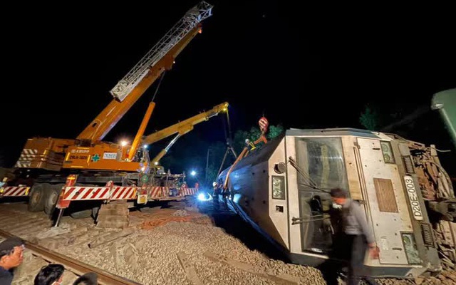 Vụ lật tàu hàng ở Quảng Trị: Xuyên đêm xử lý đầu máy nặng 81 tấn