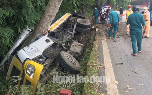 Lật xe trên đèo Bảo Lộc, 2 người tử vong tại chỗ