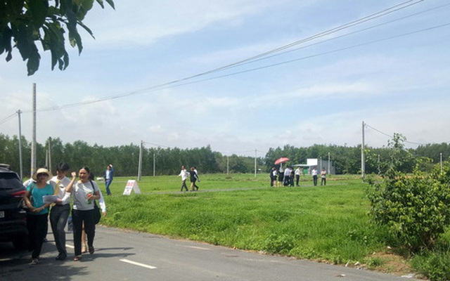 Nhà đầu tư BĐS 'tay ngang' cay đắng thổ lộ: 'Đầu tư nền đất hơn 1,1 tỉ đồng, sau 2 năm giảm vài trăm triệu không ai mua, tôi ngập trong nợ nần'