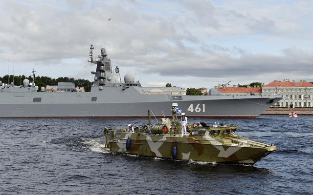 Tàu chiến, tàu ngầm hạt nhân Nga phô diễn sức mạnh trong Ngày Hải quân