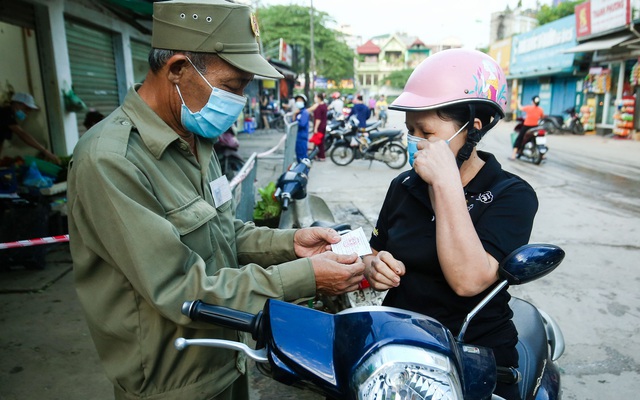 Hà Nội bắt đầu phát phiếu đi chợ cho người dân theo ngày chẵn, ngày lẻ