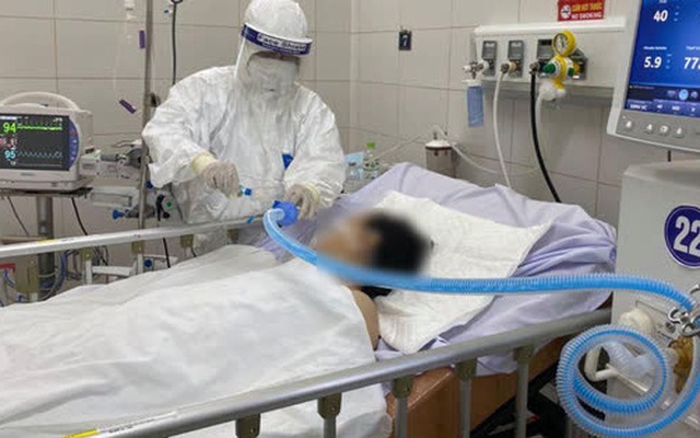 Em trai dùng dao đâm chị gái trọng thương tại bệnh viện để “đuổi ma”