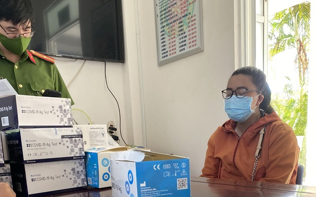 Cô gái bị bắt khi đang bán dạo kit test nhanh xét nghiệm SARS-CoV-2
