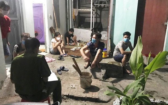Bắc Giang: Tụ tập xem bóng đá, 5 thanh niên bị xử phạt 75 triệu đồng