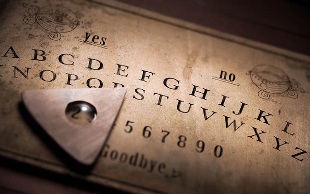 Bí ẩn xoay quanh trò chơi Ouija và vụ án mạng cầu cơ