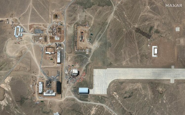 Ảnh chụp từ vệ tinh cho thấy Trung Quốc mở rộng sân bay bí ẩn trong sa mạc