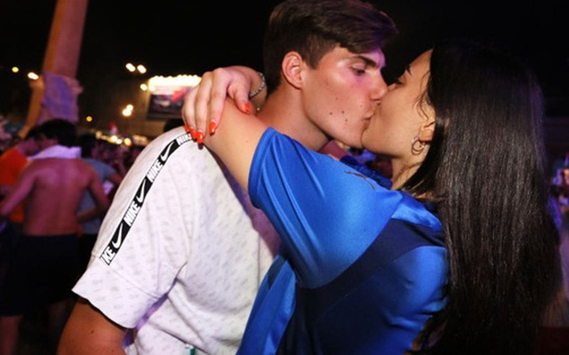 CĐV tuyển Ý khoá môi nồng nhiệt mừng vé đá chung kết Euro 2020