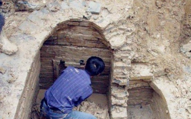 Đào mộ chôn mẹ trong khu đất của tổ tiên, lão nông bất ngờ gặp “mộ trong mộ”