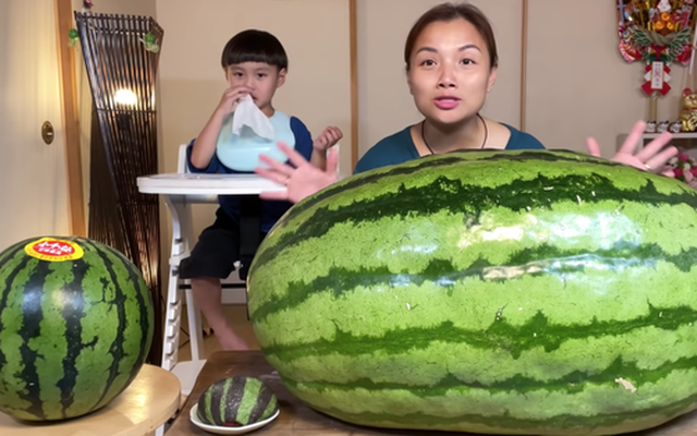 Quỳnh Trần JP trở thành YouTuber Việt Nam đầu tiên ăn quả dưa hấu khổng lồ: Giá "rẻ như cho" nhưng nhìn cực choáng ngợp