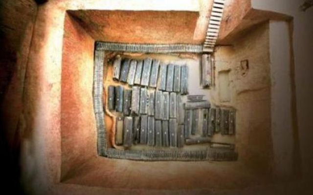 Ngôi mộ cổ 2.500 năm chứa 46 thi thể cô gái phát sáng và bí ẩn đáng sợ