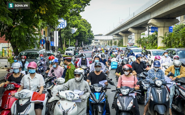 Tổ công tác đặc biệt kiểm tra người lưu thông trong nội đô Hà Nội, có điểm ùn ứ, xe máy quay đầu bỏ chạy