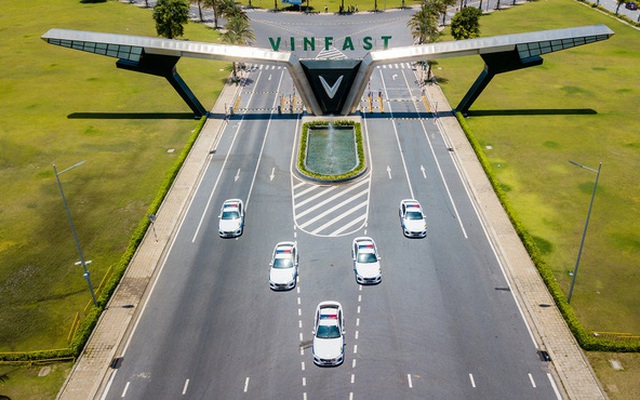 Chùm ảnh: Dàn VinFast Lux A2.0 hoành tráng trong "màu áo" cảnh sát giao thông