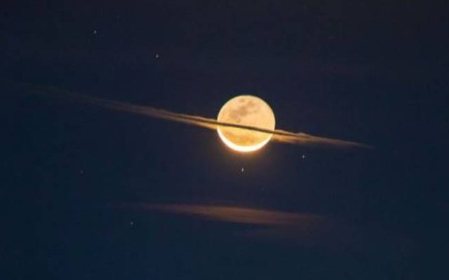 Lần hiếm hoi chụp được khoảnh khắc Mặt Trăng giống hệt Sao Thổ