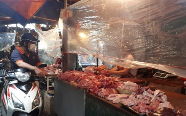 Hà Nội: Tôm, thịt lợn giá rẻ bất ngờ, rẻ hơn trước giãn cách, chợ đầy ắp tươi ngon