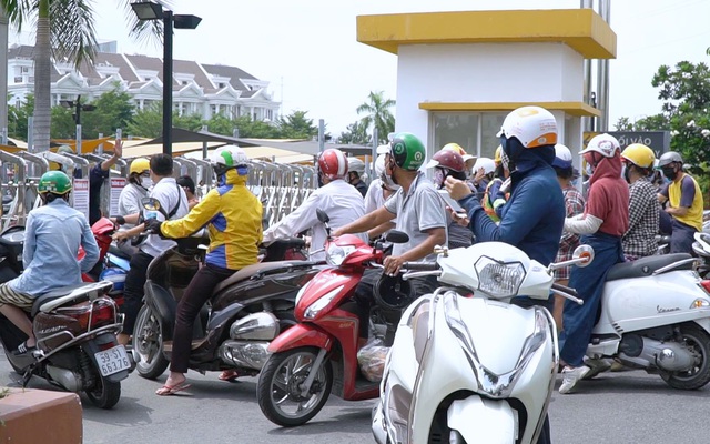 TP.HCM: Người dân xếp hàng dài mua đồ sau quyết định 'ai ở đâu ở yên đó' từ 0h ngày 23/8