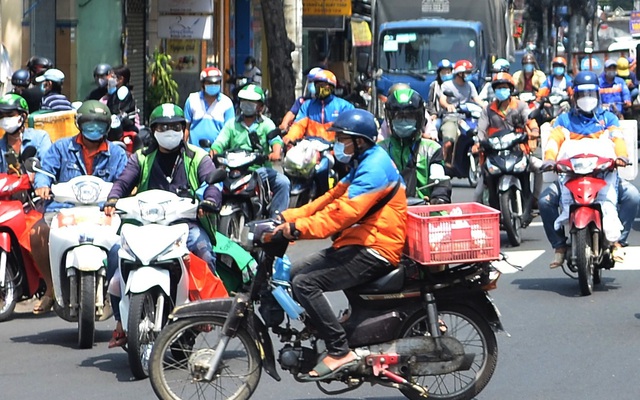 TP.HCM: Đường phố đông đúc, người dân xếp hàng từ 6h sáng để chờ mua thực phẩm