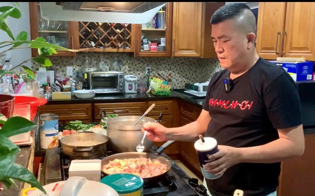 Cuộc sống của danh hài Nhật Cường trên đất Mỹ: Nấu ăn, đưa vợ đi làm, vay tiền mua xe trả góp