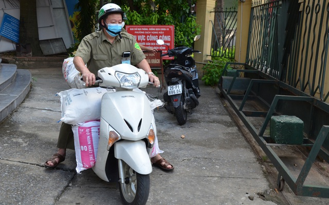 Dân phòng, tổ trưởng dân phố đi phát thực phẩm cho lao động nghèo, sinh viên khó khăn